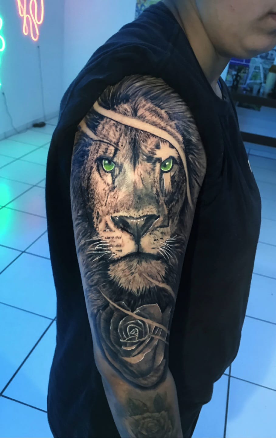 TATUAGEM PRETA E CINZA 